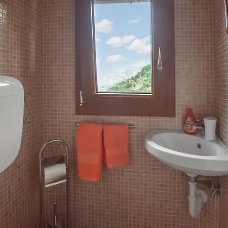 In Limano With House A Mountain View Holiday home Cocciglia